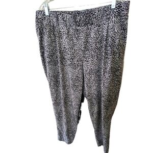 Torrid Black & White Geo Print stretch crepe ankle pants size 2 EUC